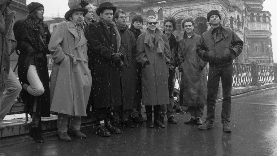 Музыканты Энни Леннокс, Питер Гэбриэл, Дэвид Берн и другие звезды мировой эcтрады во время прогулки по Красной площади, 1989 год