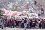 Десятки тысяч человек направляются на антивоенный митинг в Сан-Франциско, 19 января 1991 года