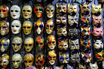 Карнавальные маски в одном из магазинов Венеции, февраль 2021 года