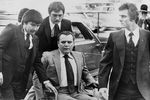 Ларри Флинт с охраной перед началом суда в Атланте, 1979 год