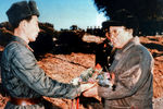 Ким Чен Ир и солдат с букетом цветов в военной части, 1995 год