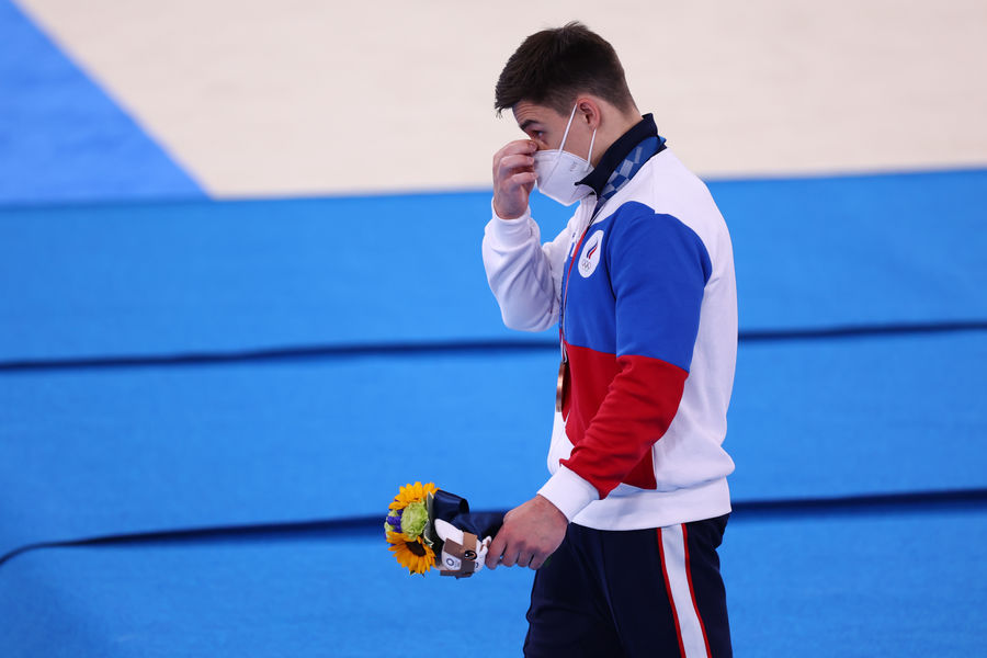 Никита Нагорный с бронзовой медалью на церемонии награждения после личного многоборья на Олимпийских играх в Токио