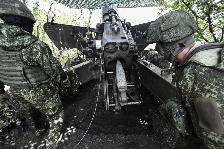 Военнослужащие ВС РФ на Запорожском направлении производят боевую стрельбу из самоходной артиллерийской установки (САУ) «Гиацинт-С»