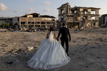 Пара, пережившая землетрясение в Хатае, приехала к своему разрушенному дому после свадебной церемонии, 27 июня 2023 года