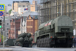 Зенитная ракетная система С-400 «Триумф» и автономная пусковая установка ПГРК «Ярс» во время репетиции парада в Москве в честь 80-й годовщины Победы в Великой Отечественной войне. Кирилл Каллиников, 29 апреля 2025 года