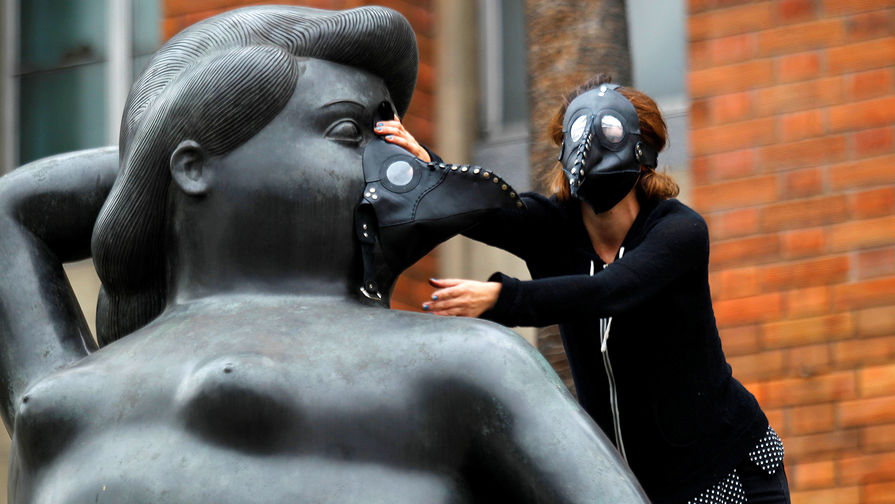 Группа экологов надевает противогазы на скульптуры художника Фернандо Ботеро, протестуя против высокого уровня загрязнения воздуха в Медельине, Колумбия