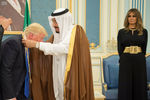 Король Саудовской Аравии Салман ибн Абдель Азиз Аль Сауд награждает президента США Дональда Трампа медалью Абдель Азиз Аль Сауда