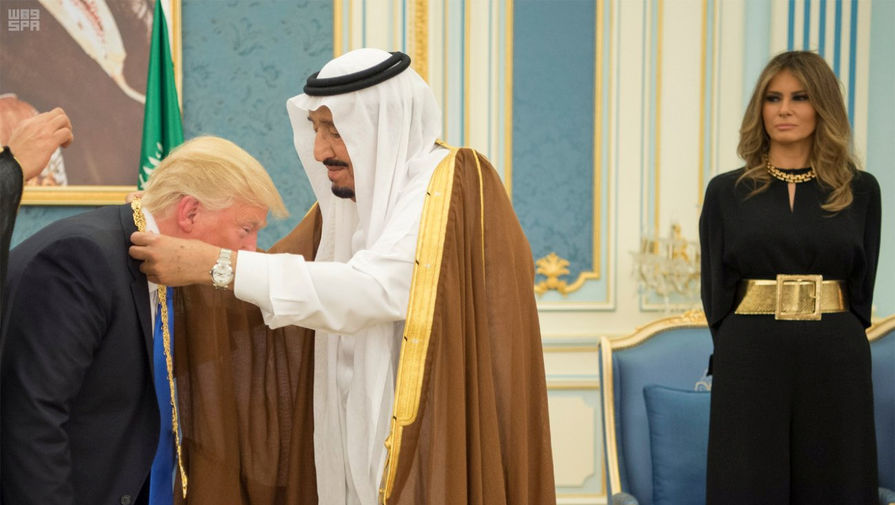 Король Саудовской Аравии Салман ибн Абдель Азиз Аль Сауд награждает президента США Дональда Трампа медалью Абдель Азиз Аль Сауда