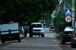 Сотрудники Росгвардии стоят в оцеплении на одной из улиц поселка Кратово