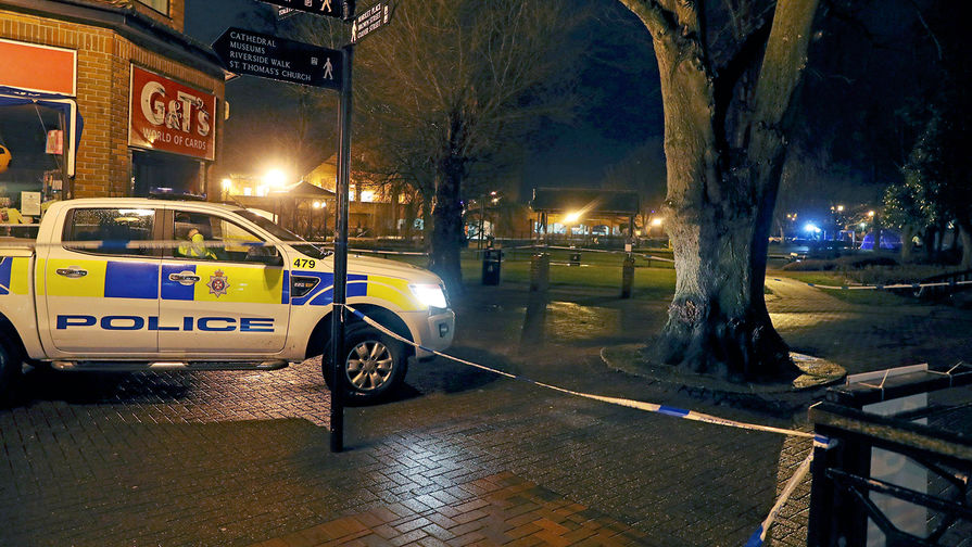 Полицейское оцепление около торгового центра в британском Солсбери после инцидента с бывшим российским разведчиком Сергеем Скрипалем, 5 марта 2018 года