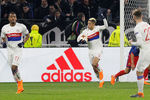 Футболист «Лиона» Мариано Диас забивает второй мяч