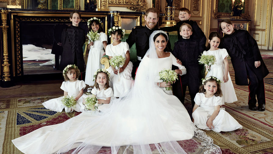 Принц Гарри и Меган Маркл в окружении детей, 19 мая 2018 года 
