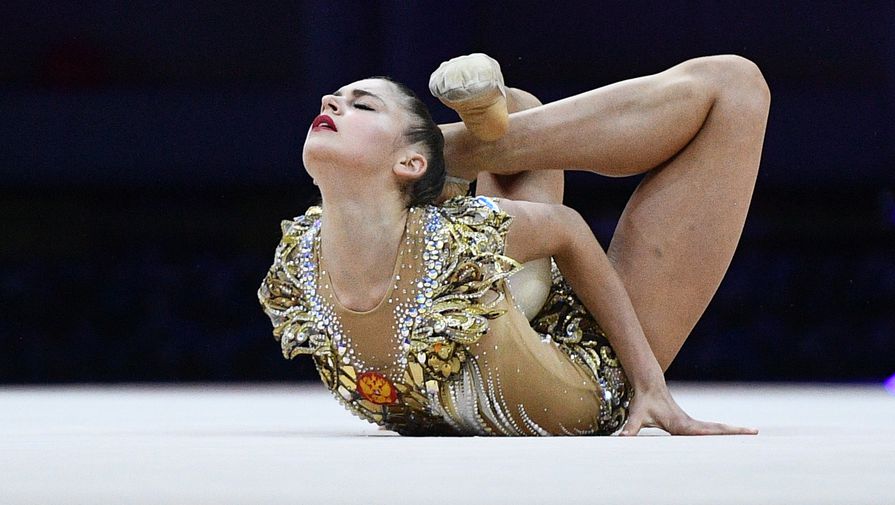 Александра Солдатова (Россия) выполняет упражнения с мячом в финале чемпионата Европы по художественной гимнастике в Баку.