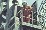 Летчик-космонавт Андриян Николаев на стартовой площадке у лифта на космодроме Байконур, 1962 год 