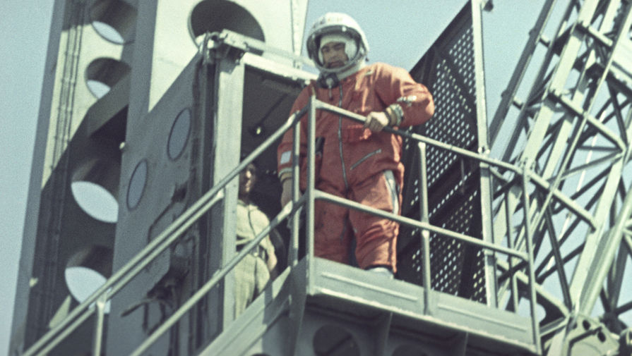Летчик-космонавт Андриян Николаев на стартовой площадке у лифта на космодроме Байконур, 1962 год 