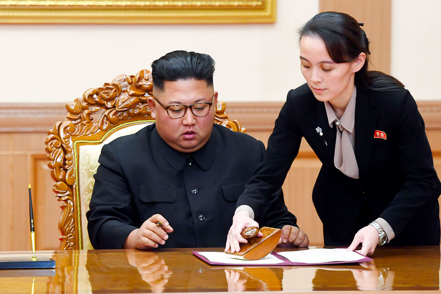 Лидер КНДР Ким Чен Ын и его сестра Ким Ё Чжон, 2018 год