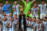 Лионель Месси держит в руках кубок мира ФИФА со сборной Аргентины, 18 декабря 2022 года