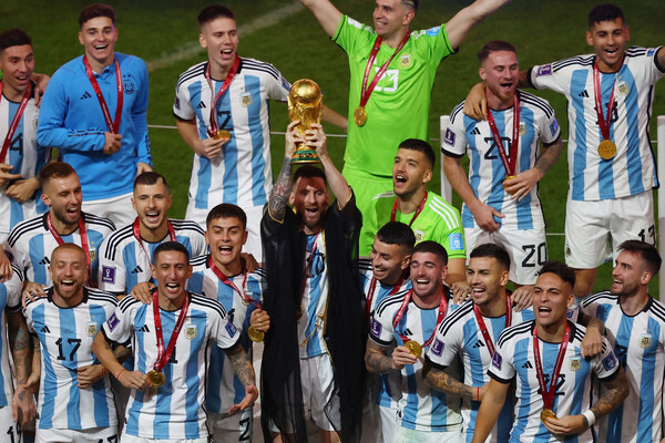 Лионель Месси держит в&nbsp;руках кубок мира ФИФА со сборной Аргентины, 18&nbsp;декабря 2022&nbsp;года