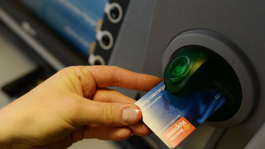 "Золотая корона" перестала отправлять переводы с карт подсанкционных банков из-за "требований партнеров"