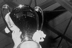 Капитан «Манчестер Юнайтед» Бобби Чарльтон держит над головой Кубок европейских чемпионов после того, как «Юнайтед» победил «Бенфику» со счетом 4:1 в финале на стадионе «Уэмбли», Англия, 1968 год