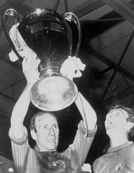 Капитан «Манчестер Юнайтед» Бобби Чарльтон держит над&nbsp;головой Кубок европейских чемпионов после того, как «Юнайтед» победил «Бенфику» со счетом 4:1 в&nbsp;финале на&nbsp;стадионе «Уэмбли», Англия, 1968&nbsp;год