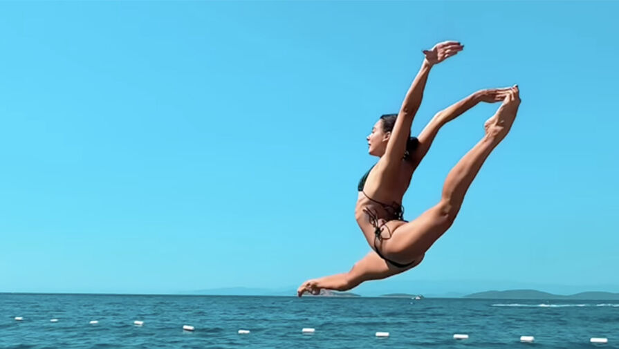 Российская гимнастка похвасталась шпагатом на берегу моря