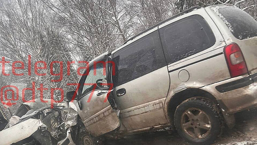 Видео: минивэн согнул пополам авто на трассе в Подмосковье