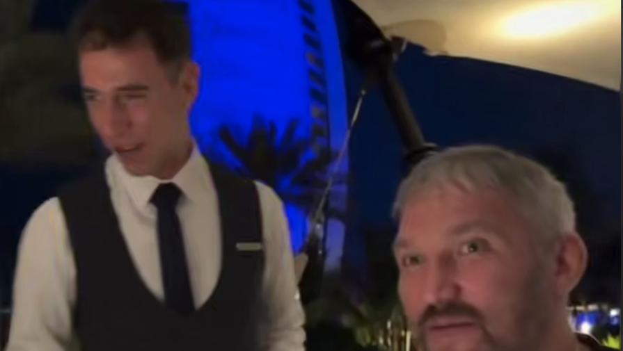 Овечкин во время отдыха получил торт с посланием