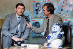 Бывший вратарь сборной СССР по хоккею Владислав Третьяк (слева) дает интервью Владимиру Маслаченко, 1986 год