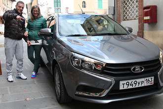 Итальянцы с интересом осматривают Lada Vesta