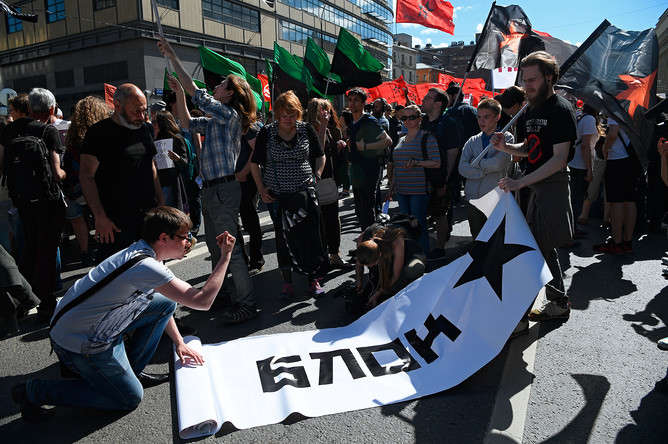 Участники на марше «За свободный интернет» в Москве, 23 июля 2017 года