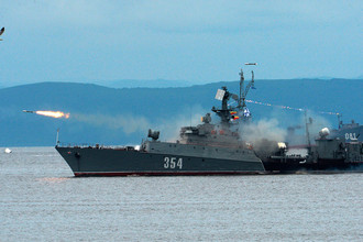 Малый противолодочный корабль во время парада кораблей, посвященного Дню Военно-морского флота России, во Владивостоке, 30 июля 2017 года