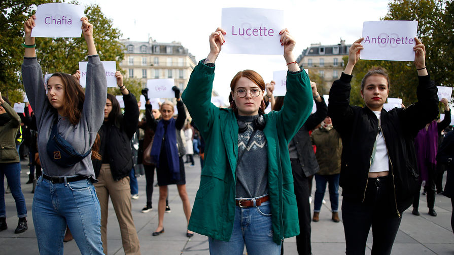Плакаты с именами женщин, убитых партнерами, во время акции протеста в Париже, октябрь 2019 года