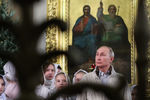 Президент России Владимир Путин во время праздничного богослужения по случаю Рождества Христова в Спасо-Преображенском соборе в Санкт-Петербурге, 7 января 2020 года