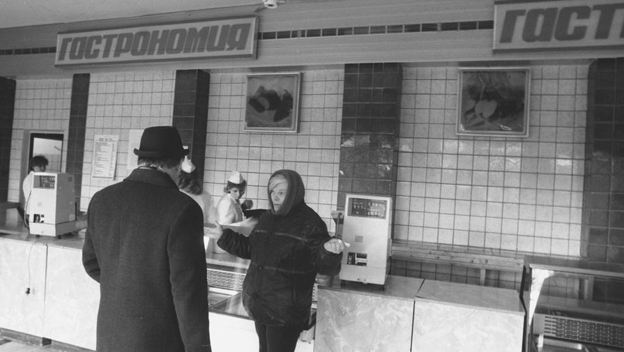 Пустые прилавки магазина в Москве, 2 апреля 1991 года