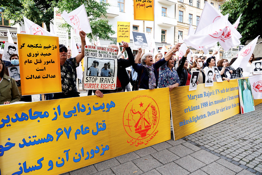 Сторонники организации моджахедов иранского народа протестуют перед окружным судом Стокгольма, 10 августа 2021 года