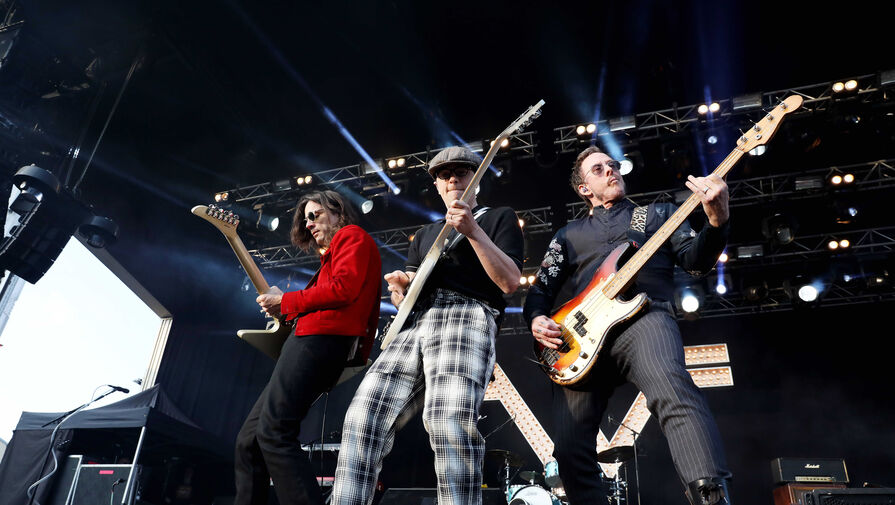 Группа Weezer сыграла для сценаристов, бастующих у входа в студию Paramount