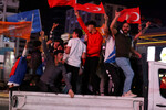 Сторонники Реджепа Тайипа Эрдогана радуются его победе на президентских выборах в Анкаре, 28 мая 2023 года