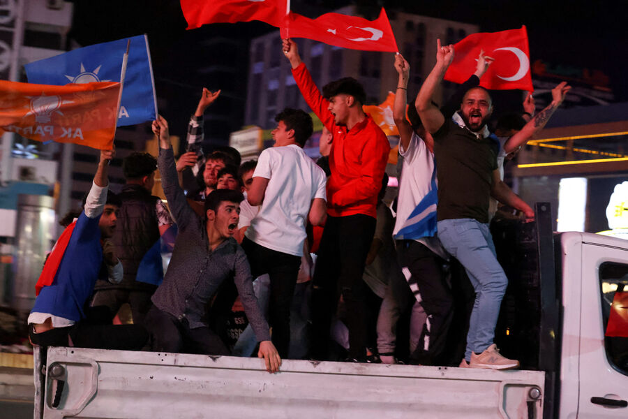 Сторонники Реджепа Тайипа Эрдогана радуются его победе на&nbsp;президентских выборах в&nbsp;Анкаре, 28&nbsp;мая 2023&nbsp;года