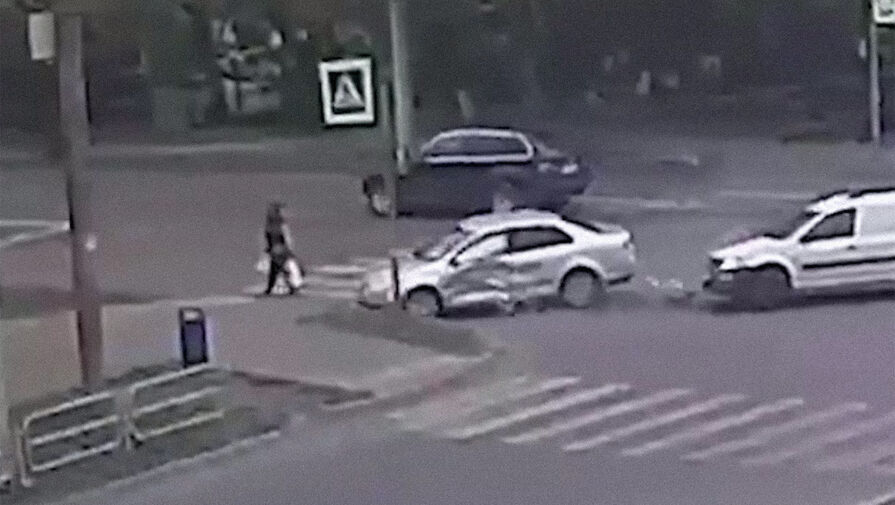 Женщина спаслась от наезда автомобиля, вылетевшего на тротуар