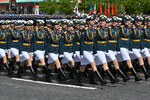 Парадный расчет военнослужащих-женщин на Красной площади в Москве на военном параде, посвященном 80-летию Победы в Великой Отечественной войне, 9 мая 2025 года 