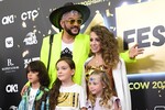 Певец Филипп Киркоров с детьми Мартином и Аллой-Викторией (слева направо на первом плане) и телеведущая Юлия Барановская с дочкой Яной (справа) на открытии 5-го международного музыкального фестиваля «Жара» в Crocus City Hall в Москве, 23 июня 2021 года