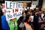 Акция протеста в аэропорту Лос-Анджелеса после задержания беженцев в связи с ужесточением миграционной политики США