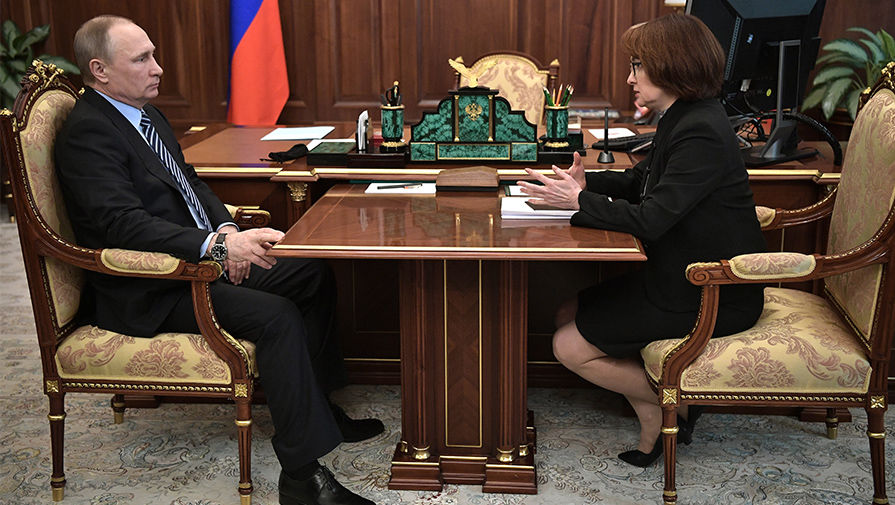 Президент РФ Владимир Путин и председатель Центрального банка РФ Эльвира Набиуллина во время встречи, 22 марта 2017 года 
