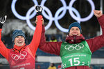 Российские спортсмены Денис Спицов (слева) и Александр Большунов, завоевавшие серебряные медали в командном спринте среди мужчин в соревнованиях по лыжным гонкам на XXIII зимних Олимпийских играх в Пхенчхане, 21 февраля 2018 года