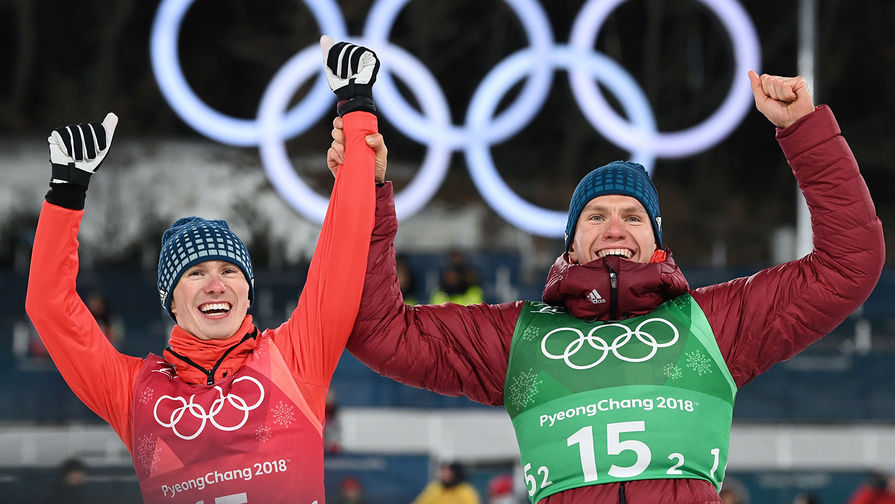 Российские спортсмены Денис Спицов (слева) и Александр Большунов, завоевавшие серебряные медали в командном спринте среди мужчин в соревнованиях по лыжным гонкам на XXIII зимних Олимпийских играх в Пхенчхане, 21 февраля 2018 года