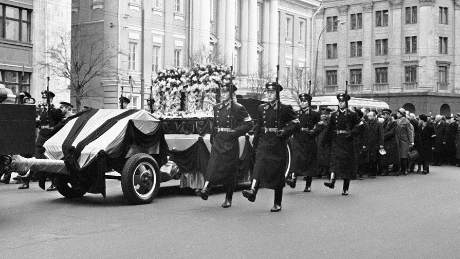 Юрий гагарин похороны фото