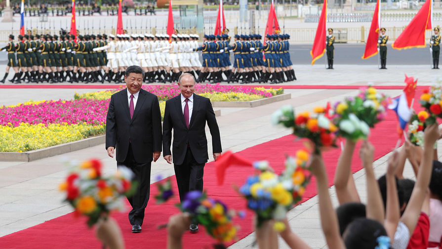 Президент России Владимир Путин и председатель КНР Си Цзиньпин во время встречи в Пекине, 8 июня 2018 года 