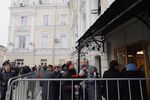 Очередь у входа в Центральный дом журналиста, где проходит церемония прощания с Людмилой Алексеевой, 11 декабря 2018 года
