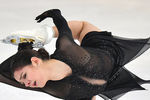 Евгения Медведева выступает в произвольной программе женского одиночного катания на чемпионате России по фигурному катанию в Саранске